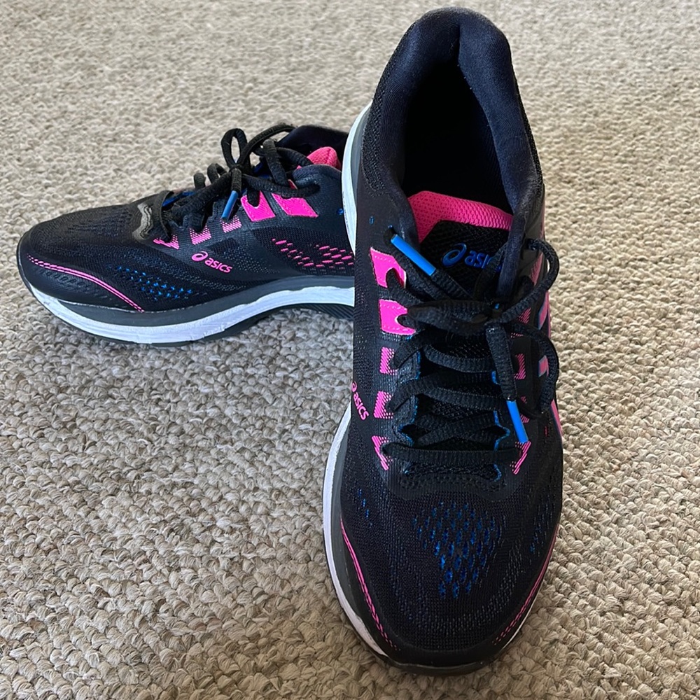 Asics GT-2000 7. Womens Size 8.5.